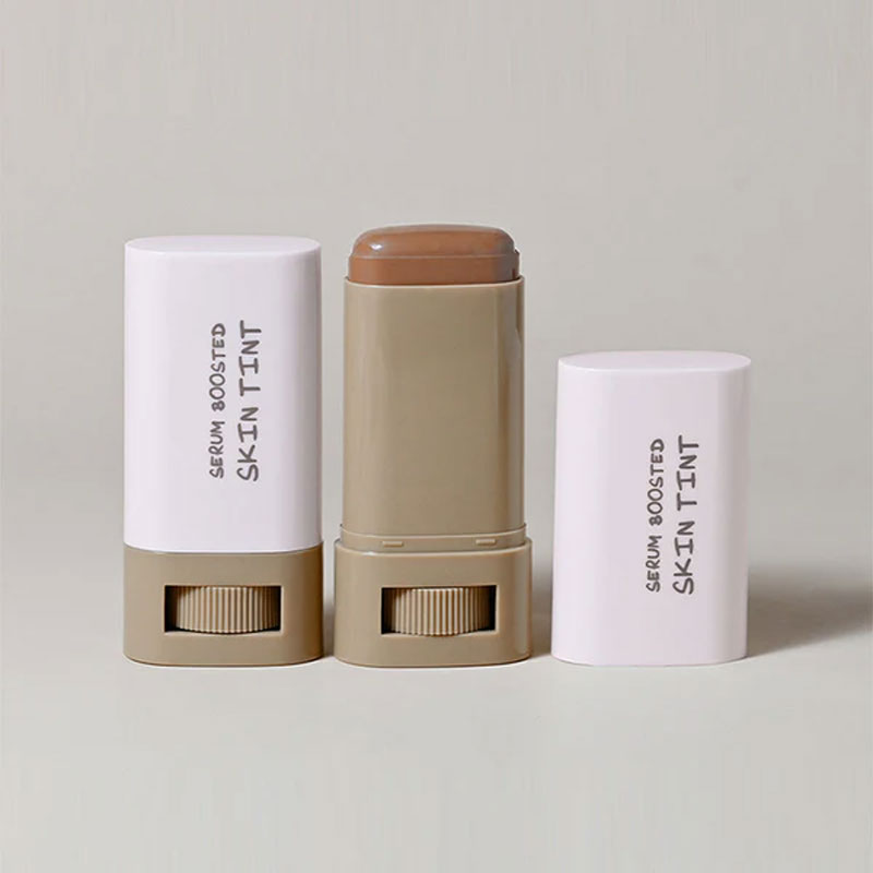 Fuktgivande och lystergivande serumförstärkt foundationstick/Moisturizing and brightening serum enhanced foundation stick